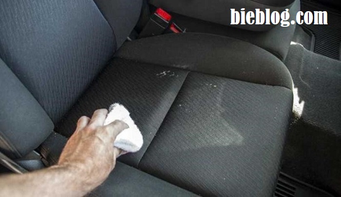 Bạn nên sử dụng dung dịch làm sạch dành riêng cho ghế da và khi tẩy mốc trần ô tô.