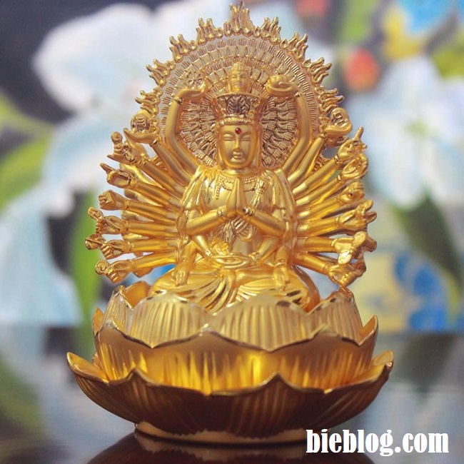 Tượng Phật Quan Âm Thiên Thủ làm bằng hợp kim.